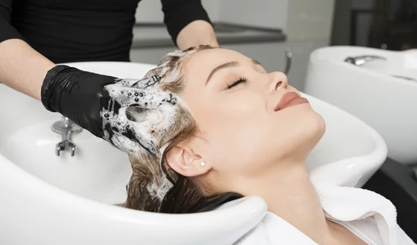 Προσοχή στο κομμωτήριο: Τι είναι το "εγκεφαλικό του κομμωτηρίου" που μπορεί να γίνει πολύ επικίνδυνο;