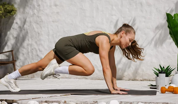 Κάψε 600 θερμίδες σε 45' στο σπίτι – Η απόλυτη cardio προπόνηση χωρίς εξοπλισμό