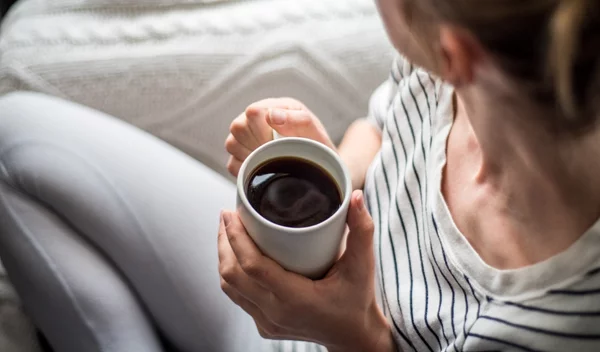 Καφές ή τσάι; Νέα μελέτη αποκαλύπτει ποιο αυξάνει τον κίνδυνο εγκεφαλικού και ποιο τον μειώνει