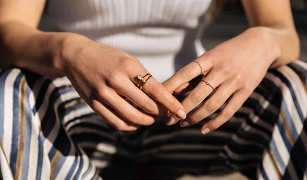 Νύχια: 3 σωτήρια tips για να απαλλαγείς από τα ξηρά πετσάκια