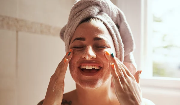 Tα 2 πιο συχνά λάθη που κάνουμε όταν πλένουμε το πρόσωπό μας