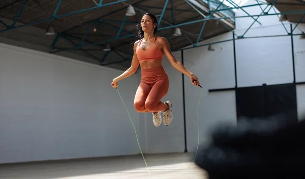 Υπάρχουν προπονήσεις που καίνε 1.000 θερμίδες; (7 τρόποι να τις κάψεις ρεαλιστικά + πόσο καιρό θα σου πάρει)