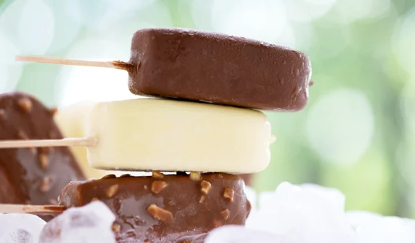 Παγωτό σαν αγοραστό: Τα πιο λαχταριστά καραμελένια ξυλάκια - με 4 υλικά