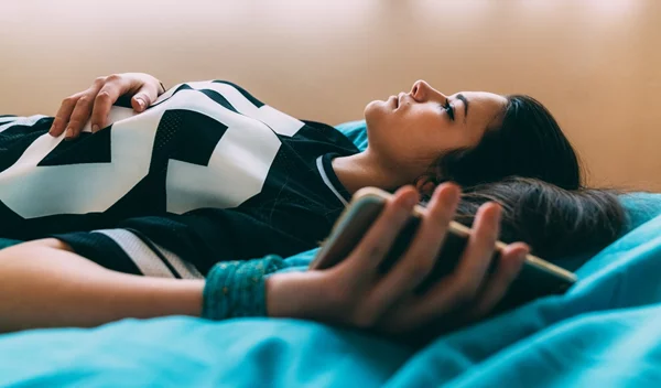 Τι είναι ο σεξουαλικός εκβιασμός και τι πρέπει να γνωρίζουν οι γονείς για να προστατεύσουν τους εφήβους