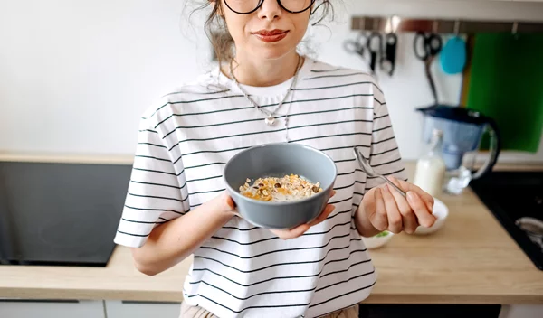 Λίγες θερμίδες: Να τι να προτιμήσεις στο πρωινό και στο μεσημεριανό λέει η διαιτολόγος