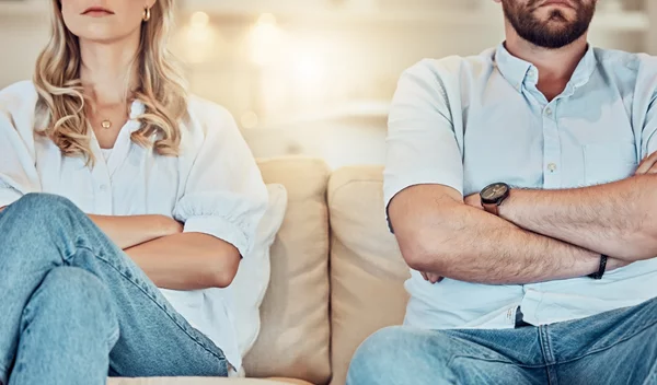 Το σημάδι που δείχνει 100% ότι το ταίρι σου σκοπεύει να σε χωρίσει