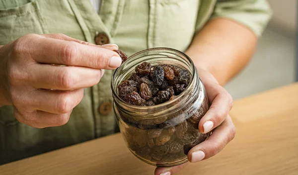 Η "άσκηση της σταφίδας": Η απλή τεχνική που σε βοηθά να σταματήσεις τον φαύλο κύκλο της υπερφαγίας