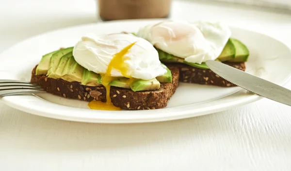 Αβοκάντο με αυγό: Γιατί είναι ο ιδανικός συνδυασμός για ένα απόλυτα υγιεινό πρωινό;