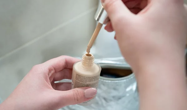Τελευταίες σταγόνες στο foundation; Το hack της make up astist για να αφαιρέσεις όλο το υλικό