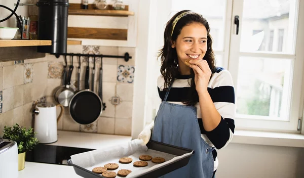 Τρως πάντα "στο πόδι" επειδή "κάνεις διατροφή"; Γιατί δεν έχει αποτέλεσμα και πώς θα μάθεις ξανά να τρως
