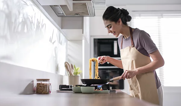 Πόσο τοξικός είναι ο αέρας του σπιτιού μας όταν μαγειρεύουμε ή καθαρίζουμε;