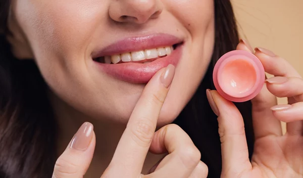 5 ενυδατικά balms με χρώμα που θα αντικαταστήσουν το κραγιόν σου