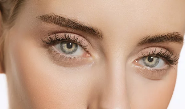 Η viral mascara που χαρίζει 9 φορές πιο πλούσιο όγκο με ένα πέρασμα