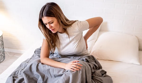 Ορθοπεδικός αποκαλύπτει: Οι 3 απλές ασκήσεις που μειώνουν τον πόνο στη μέση στο σπίτι