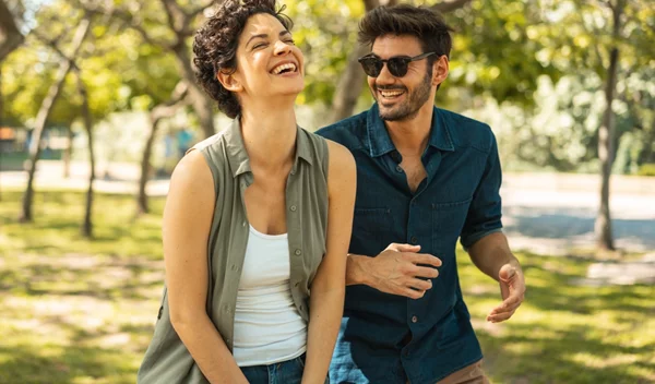 To χιούμορ κοντράρει στα ίσια την Ικαρία στη μακροζωία