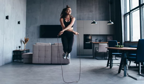 Πέντε σημαντικά οφέλη που κερδίζει το σώμα σου όταν κάνεις σχοινάκι