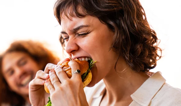 Ο καθημερινός "ένοχος" που σε σπρώχνει σε junk food και γλυκά – Πώς να σταματήσεις τις λιγούρες