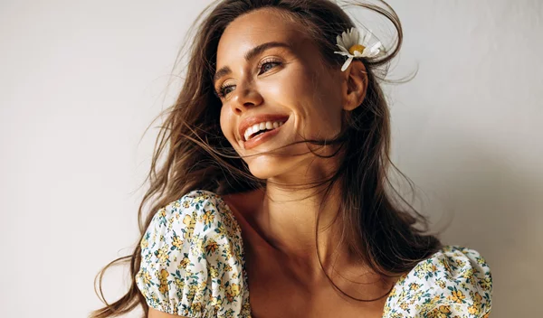 Περιποίηση μαλλιών 2025: Οι κορυφαίες τάσεις για πιτυρίδα, τριχόπτωση και λάμψη