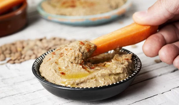 Συνταγή για χούμους από πικάντικες κόκκινες φακές