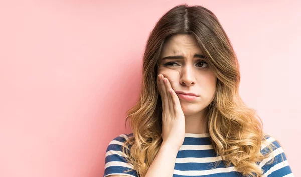 Κεφάλαιο ουλίτιδα: Τα πιθανά συμπτώματα και οι εύκολοι τρόποι να ανακουφιστούμε από τον πόνο