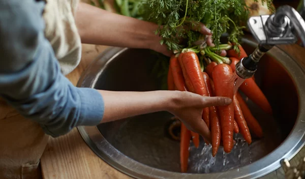 Πώς να προστατευτείς από τα μικρόβια: Ο σωστός τρόπος να πλύνεις φρούτα και λαχανικά