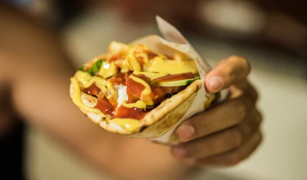 Σουβλάκι vs. πίτσα: Ποιο street food είναι πιο υγιεινό;