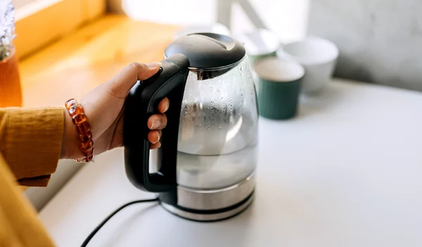 Ασφαλές ή επικίνδυνο; Τι συμβαίνει όταν ξαναβράζουμε το νερό στον βραστήρα;