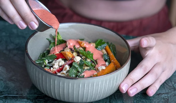 Πέντε μπαχαρικά που θα απογειώσουν τις χειμωνιάτικες σαλάτες σου