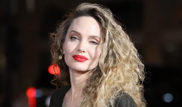 Βρήκαμε το αγαπημένο κόκκινο κραγιόν της Angelina Jolie