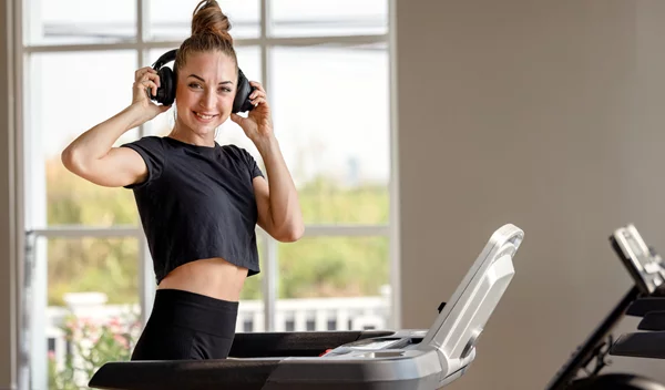 Οι 5 καλύτερες ασκήσεις ενδυνάμωσης που μπορείς να κάνεις στον διάδρομο