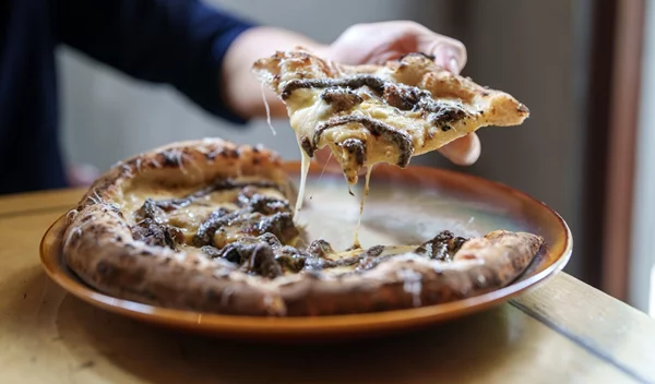 Πώς το να τρώω με τα χέρια με βοήθησε με την υπερφαγία (+ άλλοι λόγοι για να το κάνεις)