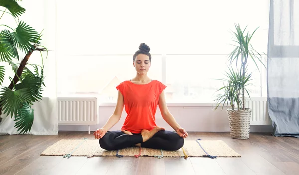 Τα πιο κοινά λάθη που κάνουμε στην εκτέλεση της γιόγκα από το σπίτι