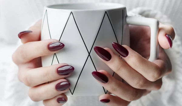 Νύχια φθινόπωρο '24: Τα hot χρώματα που έχουν γίνει ήδη viral!