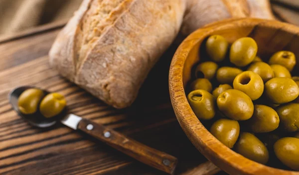 Ελαιόλαδο ή ελιές; Τι είναι καλύτερο για τη διατροφή και την υγεία;