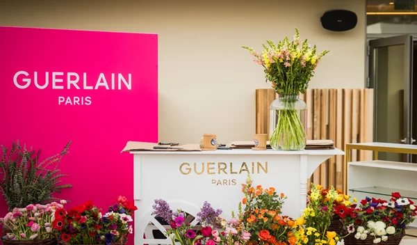 O γαλλικός οίκος Guerlain λανσάρει ένα νέο, μεθυστικό άρωμα που αξίζει να μυρίσεις