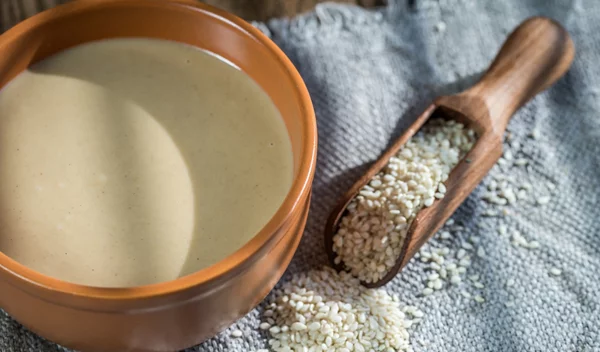 Ταχίνι vs. Φυστικοβούτυρο: Ποιο είναι πιο υγιεινό;