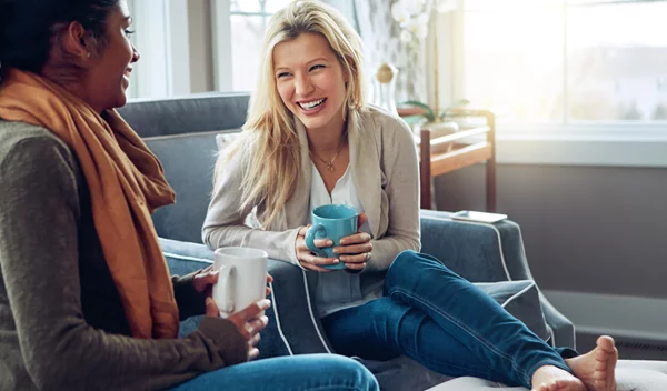 Πώς να επανασυνδεθείς με μία παλιά φίλη