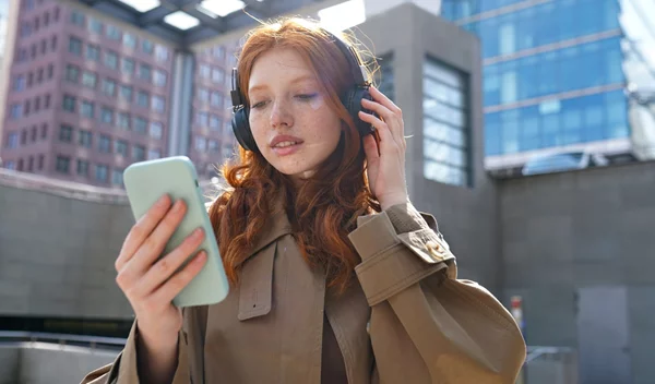 Πώς μπορείς να ακούς YouTube με σβηστή οθόνη στο κινητό