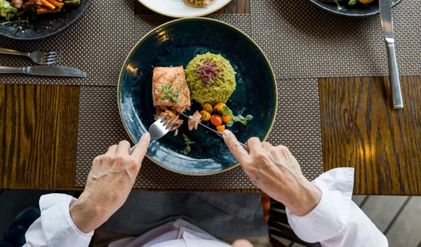 Η διατροφική συνήθεια που στοχεύει τόσο στην απώλεια βάρους όσο και στην απώλεια λίπους