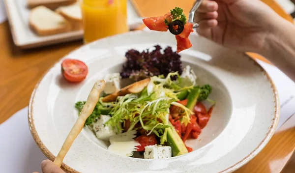 Οι κανόνες για το μεσημεριανό που δεν παχαίνει (οι τροφές, οι σος σαλάτας και τι θα φας έξω)