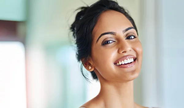 Το μικρό τρικ για πιο λευκό χαμόγελο στο λεπτό