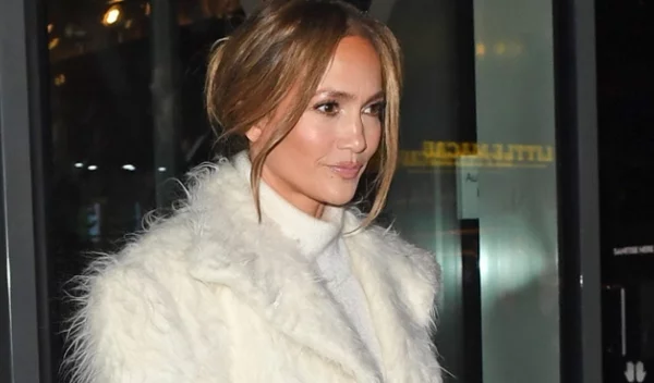Το "Moonstone" μανικιούρ της Jennifer Lopez είναι η πιο stylish πρόταση τώρα