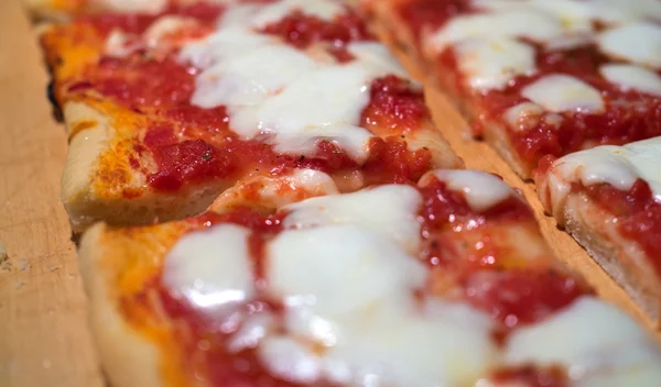 Πανεύκολη πίτσα της τεμπέλας: Το σπιτικό ζυμάρι που δεν ήξερες ότι μπορείς να φτιάξεις τόσο γρήγορα