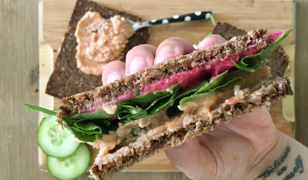 Σάντουιτς με παντζάρι και χούμους: Τέλειο νηστίσιμο σνακ για το γραφείο