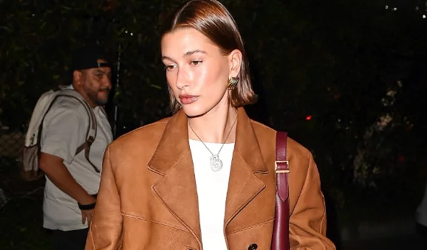 Ακόμα ένα μανικιούρ της Hailey Bieber που θέλουμε να αντιγράψουμε