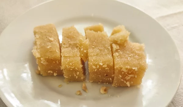 Σιμιγδαλένιος χαλβάς χωρίς ζάχαρη - η ιδανική συνταγή για τη νηστεία!