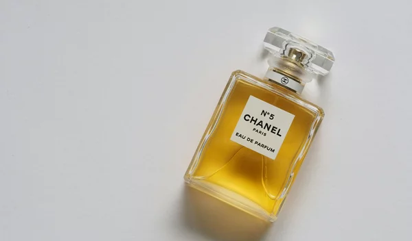 Τα 10 πιο γνωστά vintage αρώματα που λάτρευαν οι μαμάδες μας - η εξέλιξή τους έως σήμερα