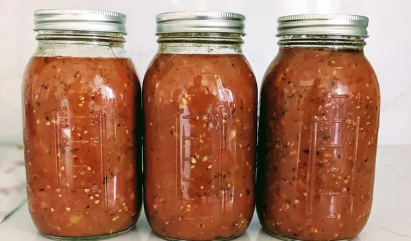 Εύκολη συνταγή για σπιτική σάλτσα τομάτας (φτιάξε τώρα για όλο τον χρόνο)