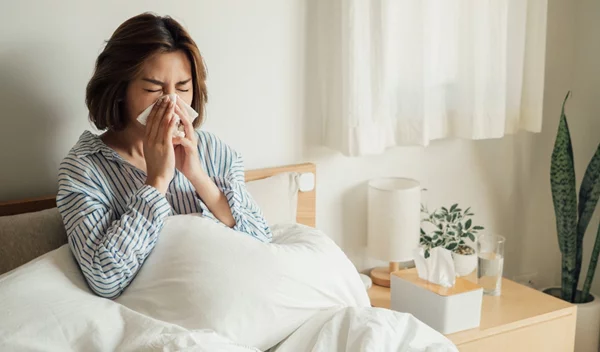 Φυσάς τη μύτη σου λάθος! Κορυφαίος γιατρός αποκαλύπτει πώς το κλασικό φύσημα μύτης μπορεί να δημιουργήσει επιπλοκές