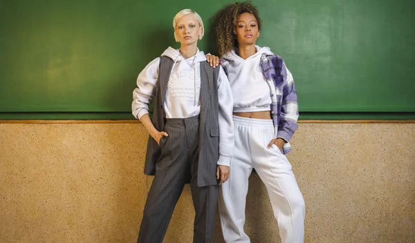 Η PINK WOMAN στη νέα καμπάνια της παραδίδει μαθήματα στυλ